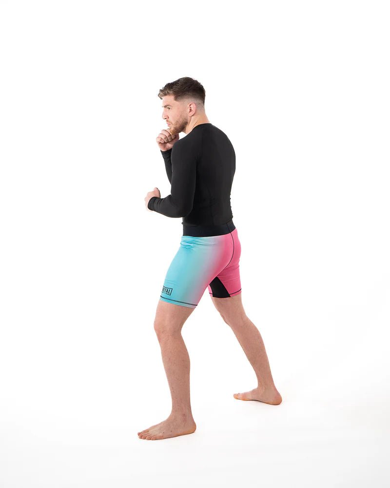 Détail des inserts respirants sur les côtés et des coutures plates du rashguard Miami Vibe