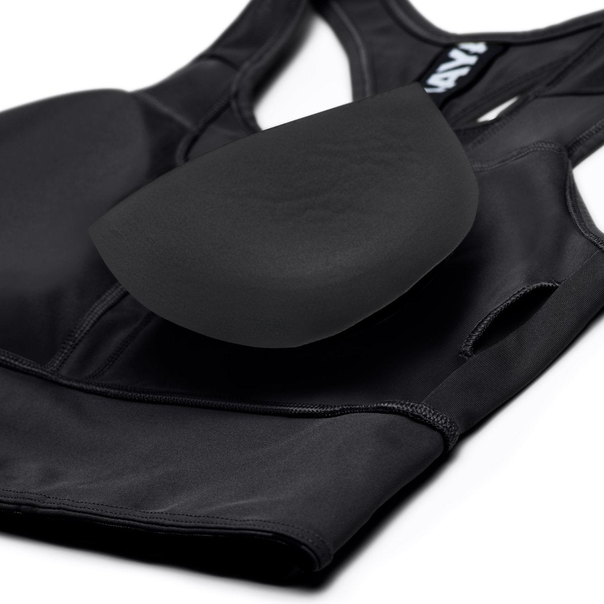 Detail close-up pada saku bagian dalam dan bantalan bra hitam yang dapat dilepas