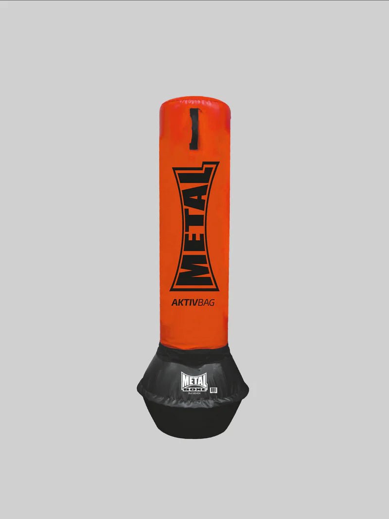 Vista frontal do saco de pancadas autônomo AktivBag Culbuto Metal Boxe em vermelho e preto
