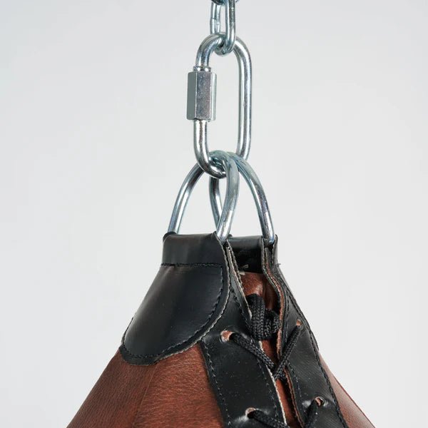Detalhe do sistema de fixação com correntes e giro da bolsa Mercurio Vintage marrom