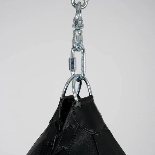 Detalhe das correntes de aço e sistema de suporte giratório da bolsa preta Mercurio Vintage
