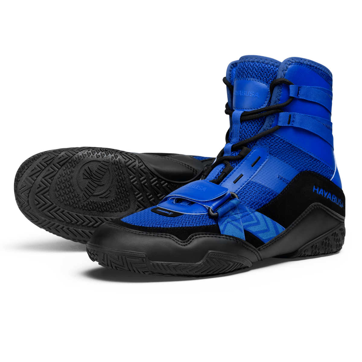 Tampilan depan sepasang sepatu tinju Hayabusa Strike berwarna biru royal