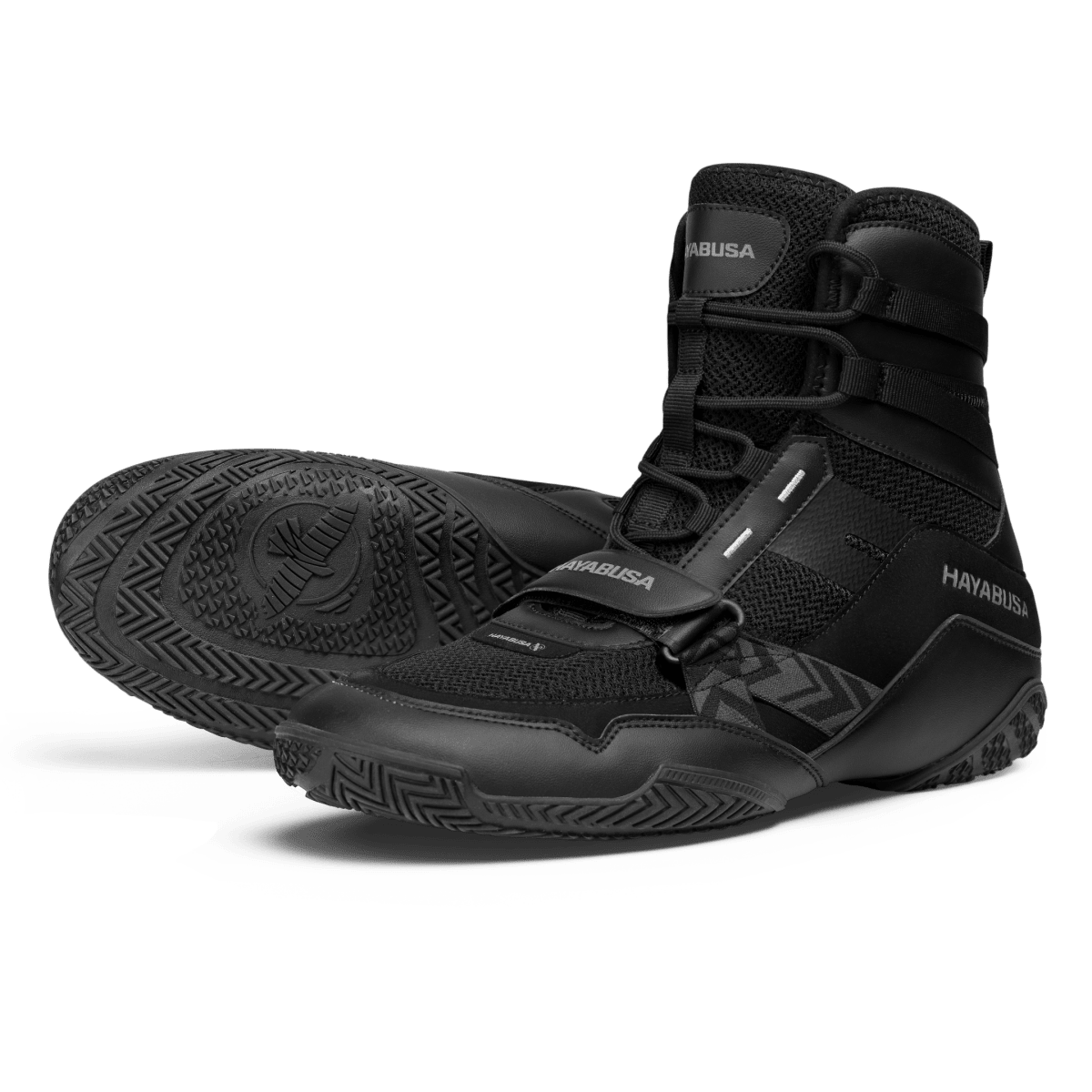 Sepasang sepatu tinju Hayabusa Strike berwarna hitam dengan desain klasik dan profesional