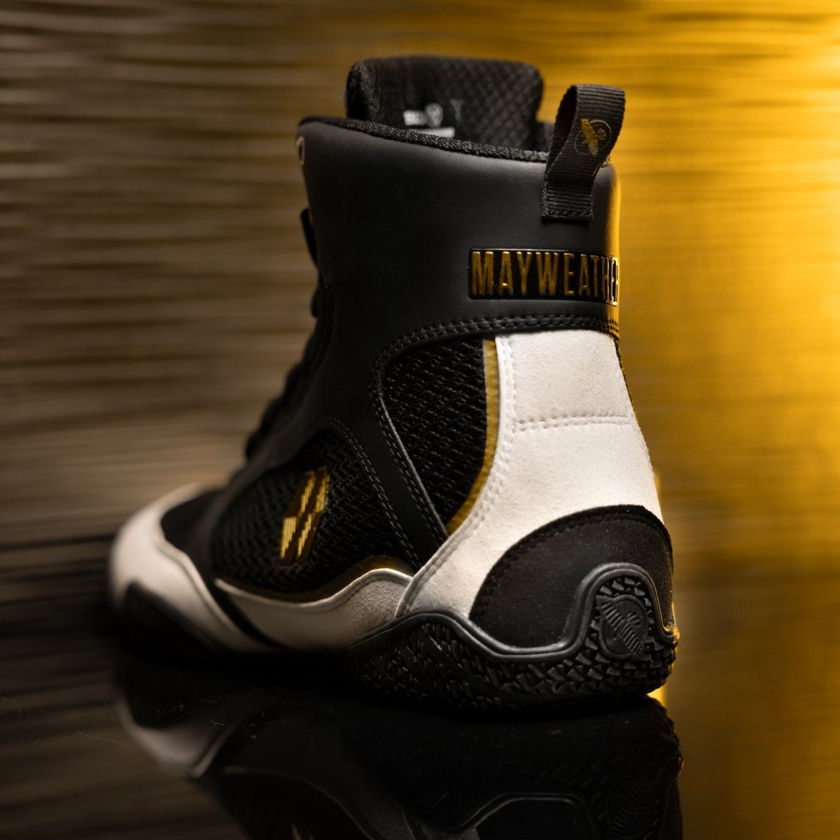 Vista trasera del zapato de boxeo Mayweather Champ negro con soporte para el tobillo.