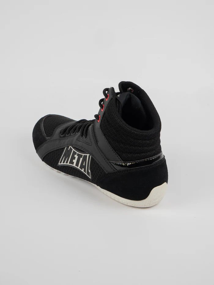 Vista trasera del zapato individual Metal Boxe Viper III negro, centrándose en el soporte del talón y los cordones del tobillo.
