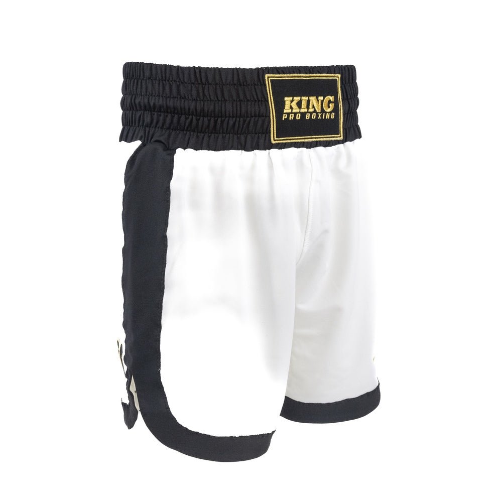 Détail de fente latérale du short blanc K King pour une liberté de mouvement maximale.
