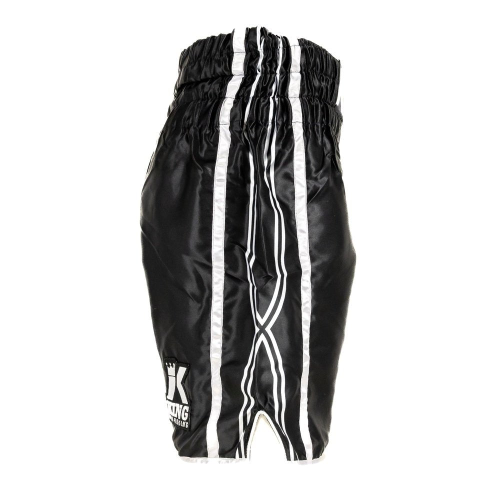 Détail de la fente latérale du short noir KPB XK conçu pour la mobilité des jambes