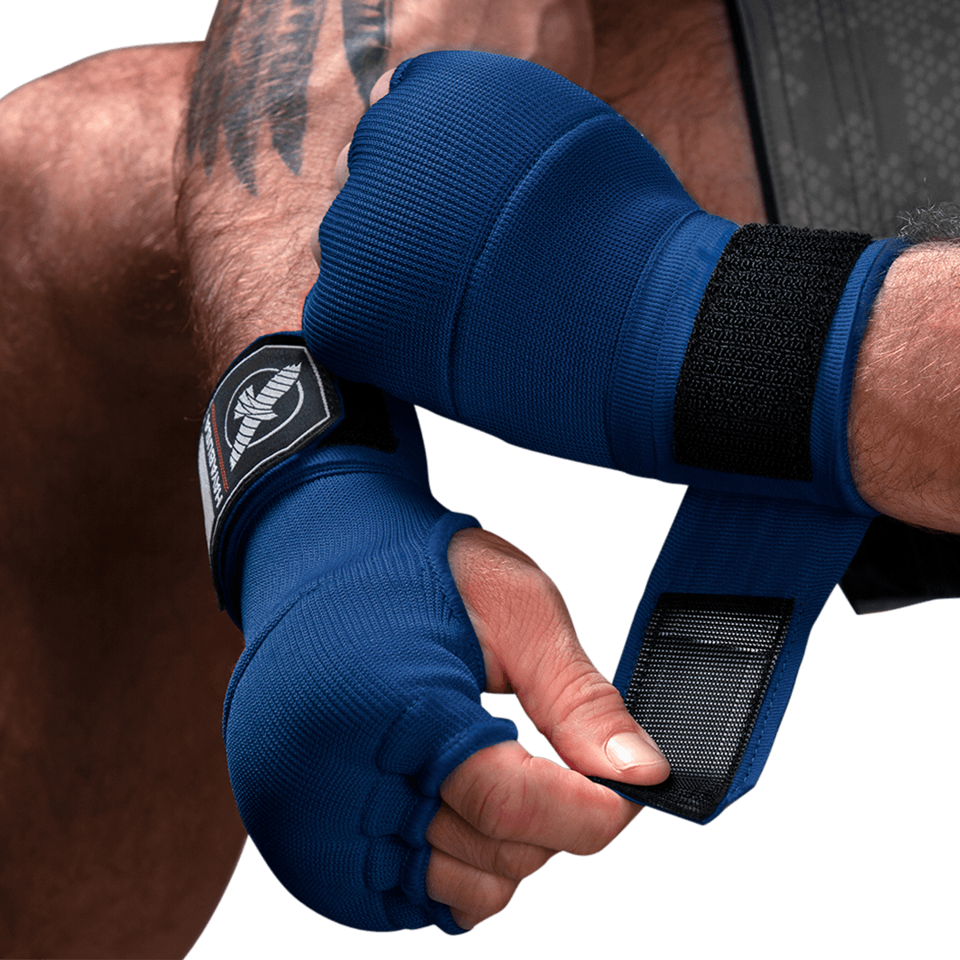 Forro azul Hayabusa Quick Wrap usado con una banda relajada de estilo mexicano