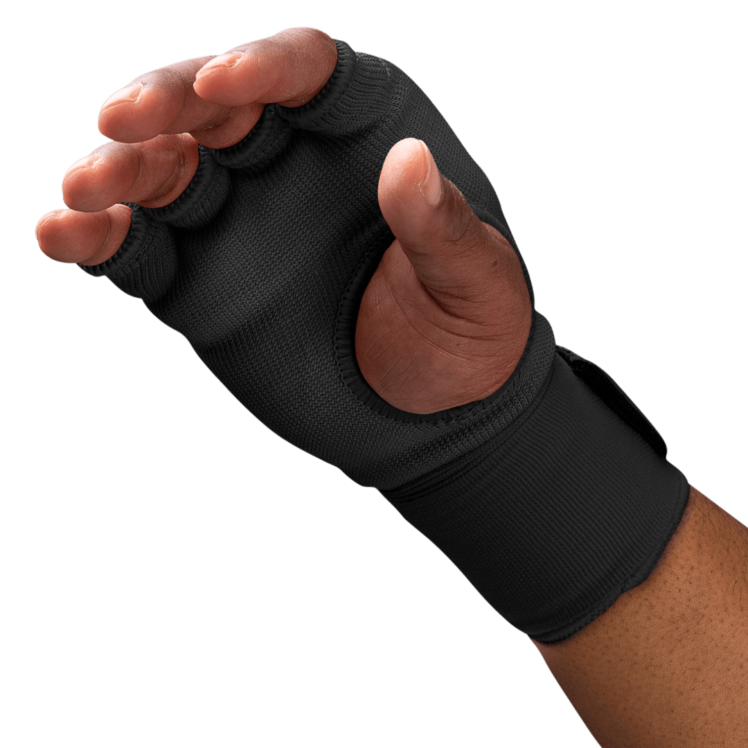Detalle en primer plano de los nudillos acolchados con gel del desgastado guante negro Hayabusa
