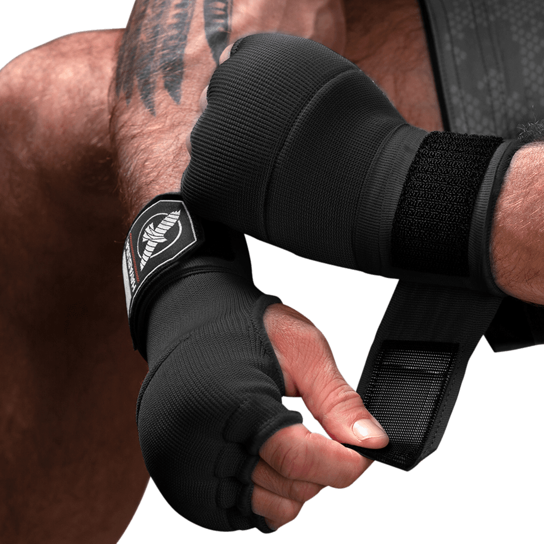 Forro negro Hayabusa Quick Wrap usado con una banda relajada de estilo mexicano