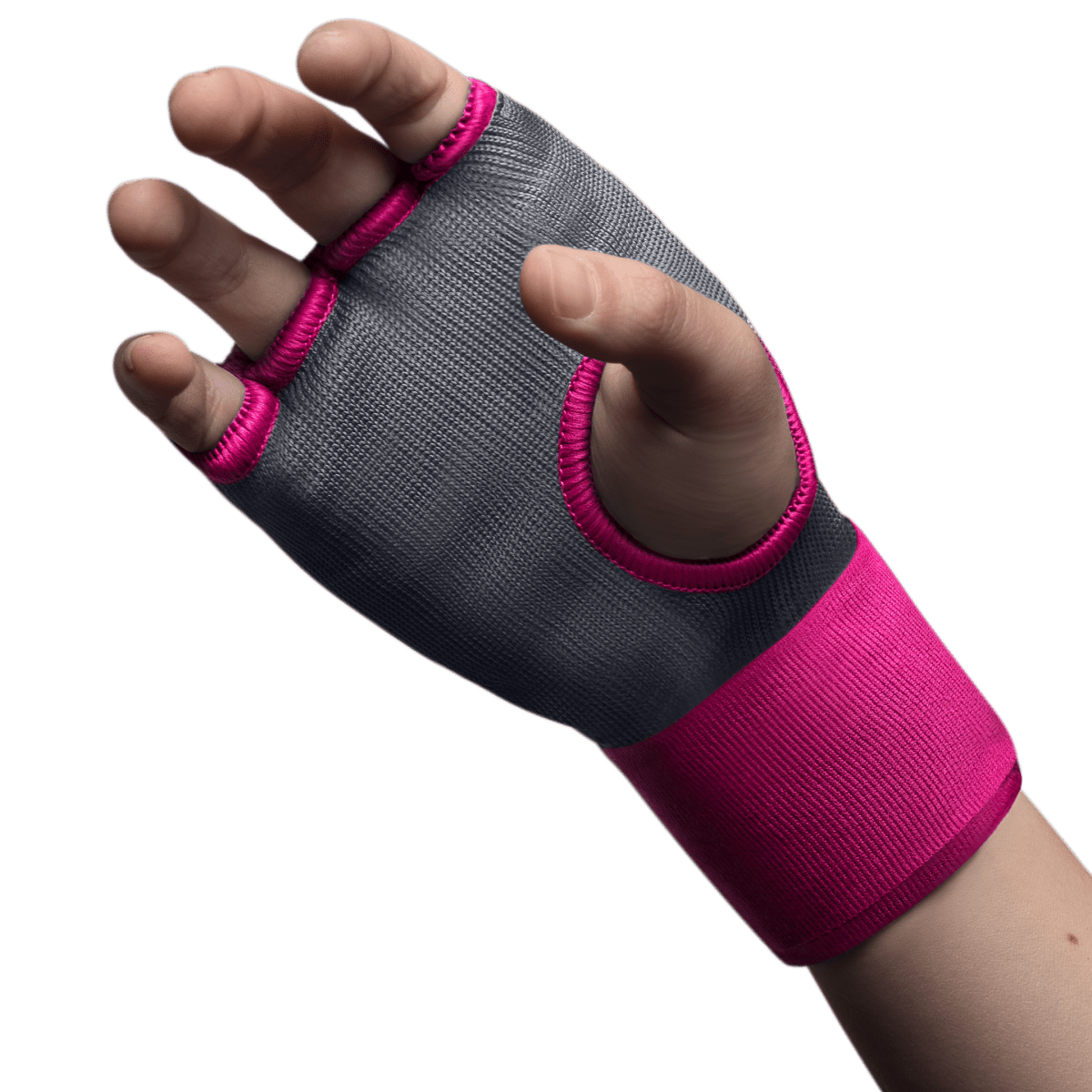 Detalle en primer plano de los nudillos acolchados con gel del desgastado guante rosa Hayabusa