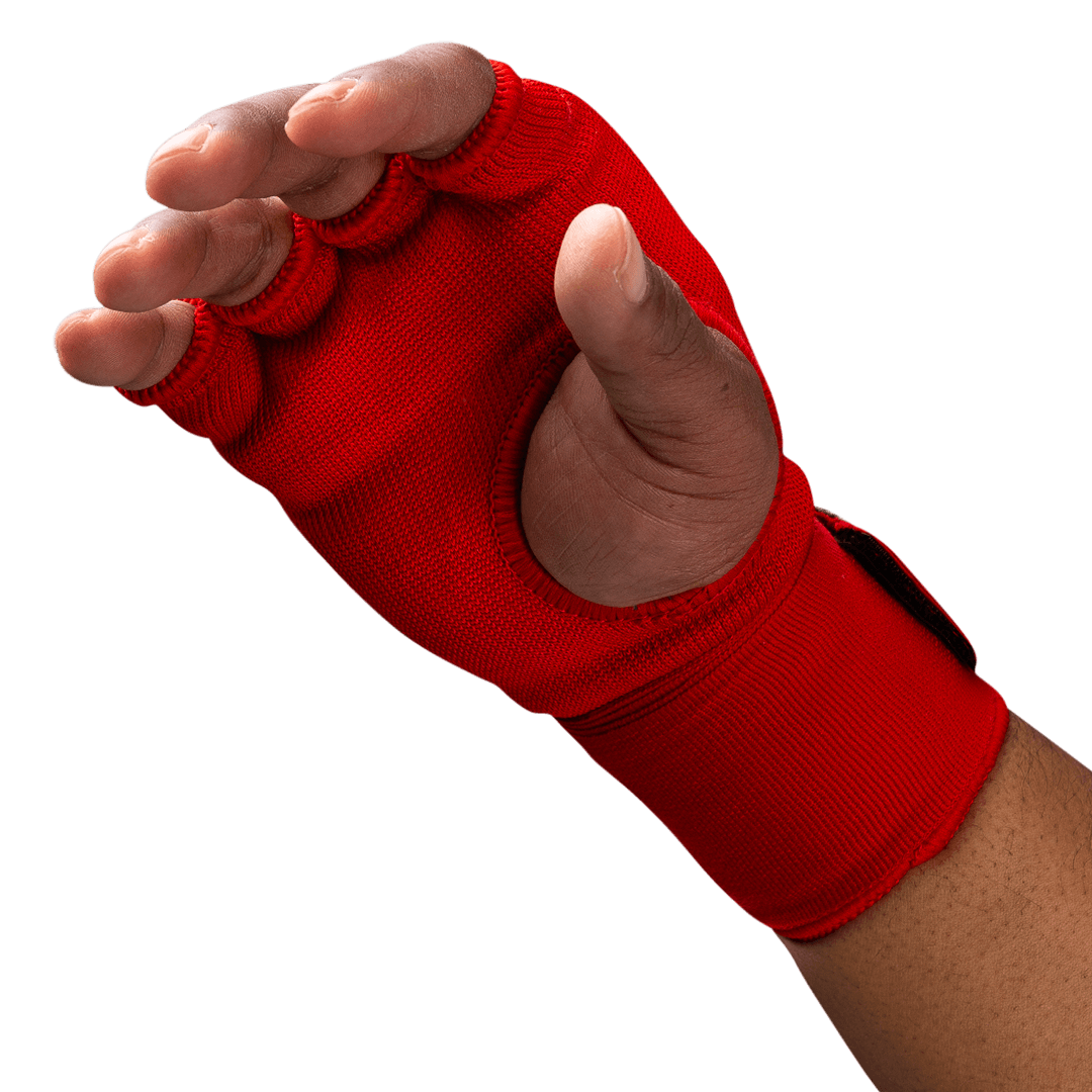 Detalle en primer plano de los nudillos acolchados con gel del desgastado botín rojo Hayabusa