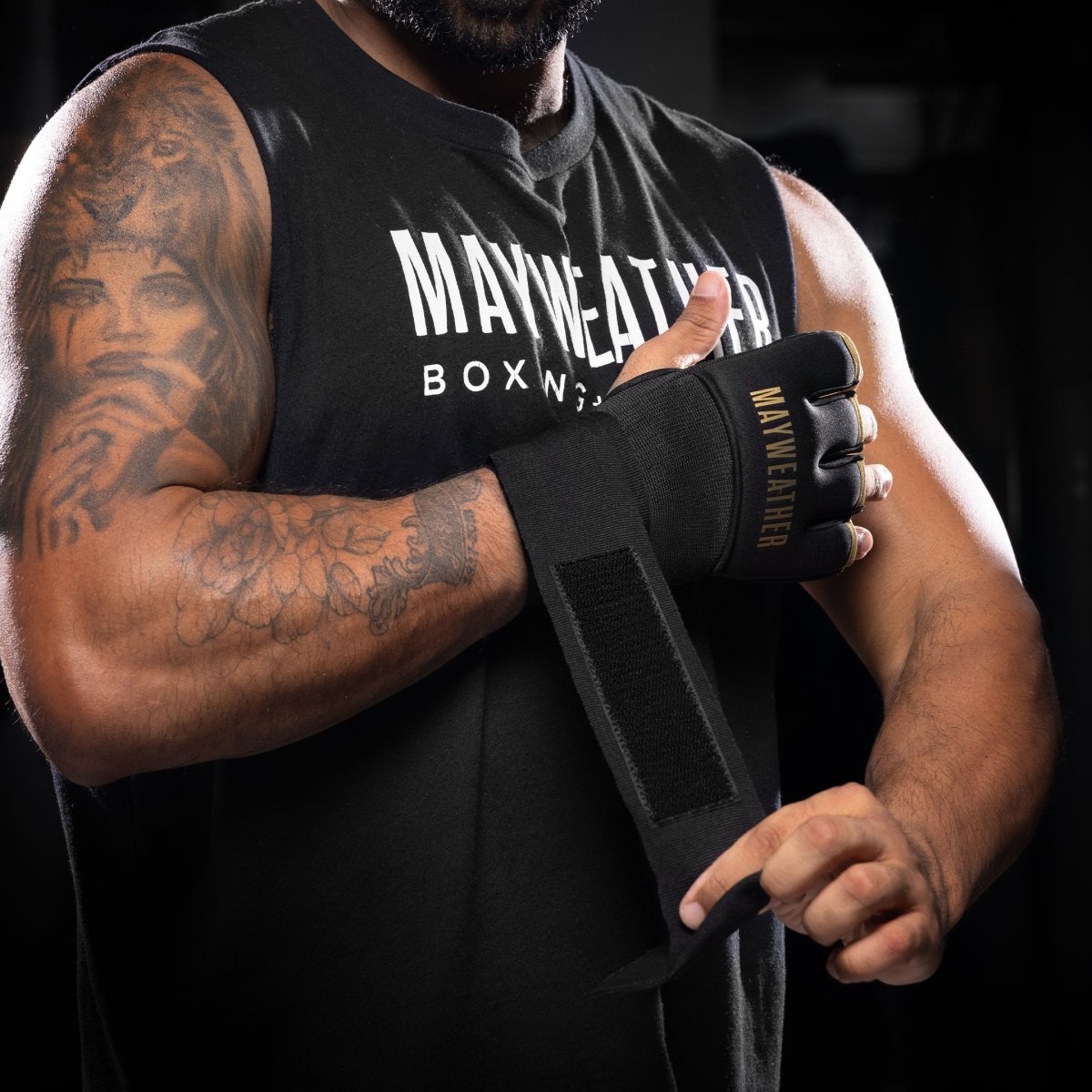 손목과 닫힌 손을 감싸는 멕시코 스타일 밴드로 착용되는 Mayweather 디럭스 퀵 랩 라이너
