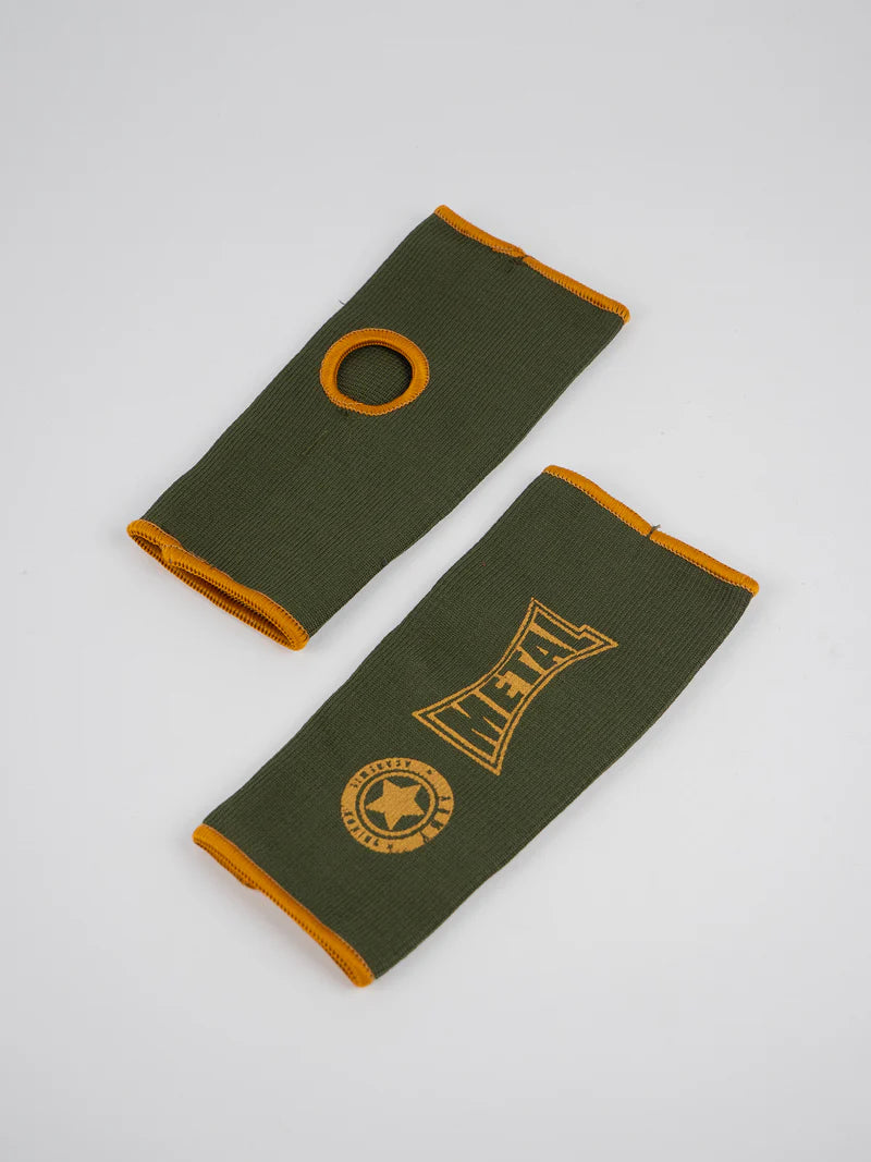Par de guantes de medio dedo Metal Boxe verde militar tumbados, detalle del tejido elástico