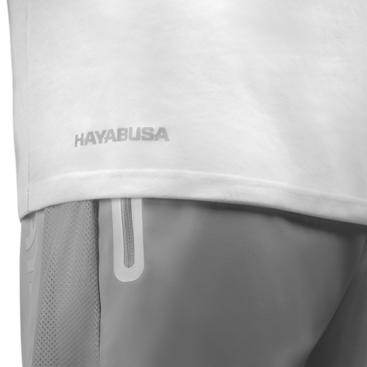 Vista lateral de la camiseta blanca Hayabusa Essential, detalle del acabado del dobladillo bajo