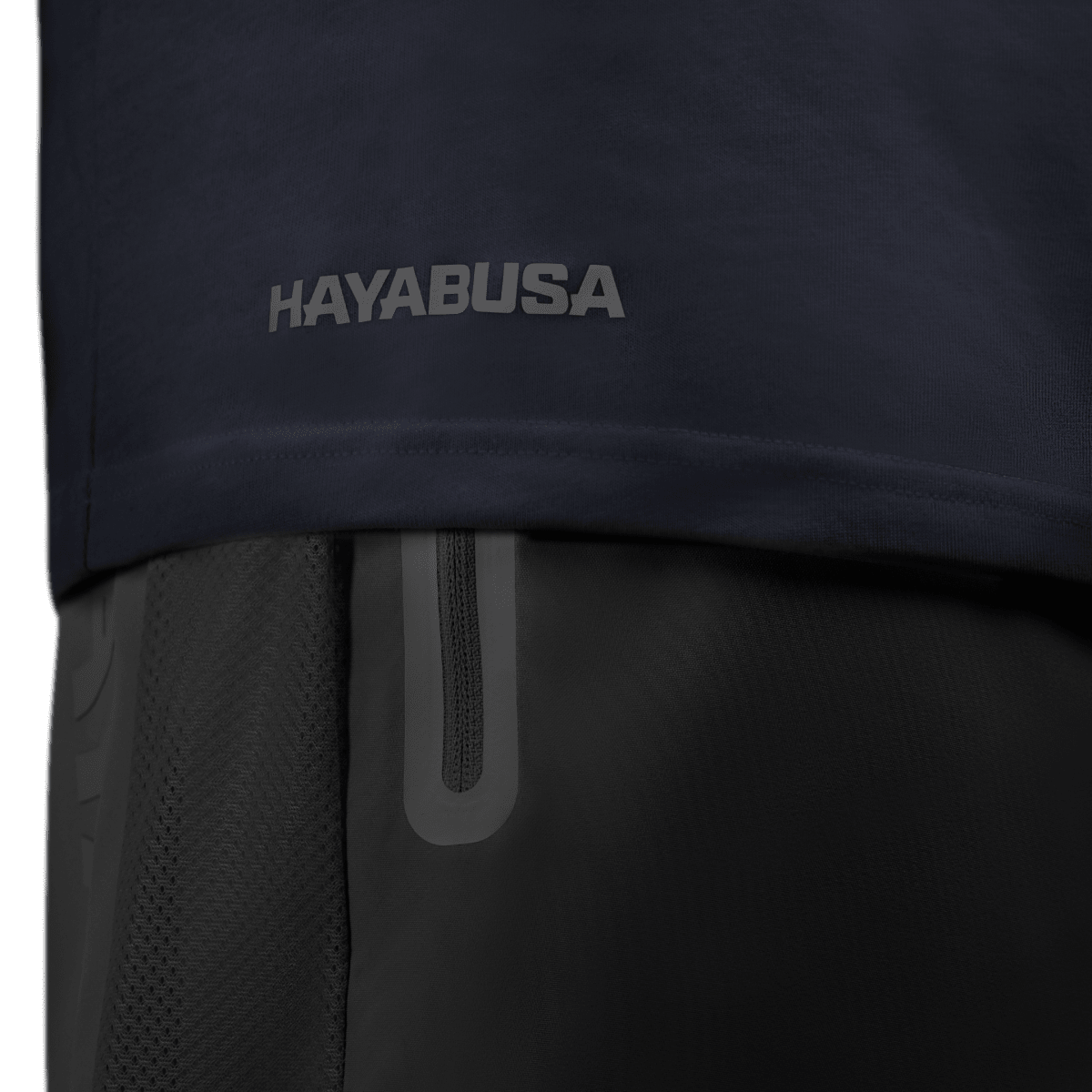 Vista lateral de la camiseta Hayabusa Essential azul marino, detalle de las costuras reforzadas en el bajo