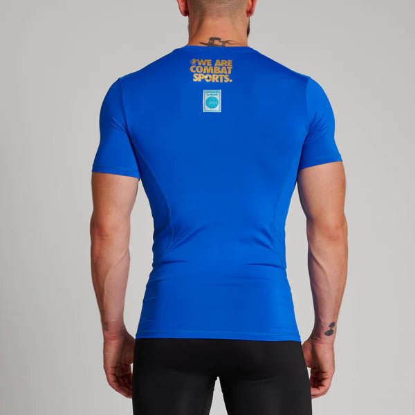 Vista traseira da camisa técnica azul do Leone mostrando o ajuste confortável
