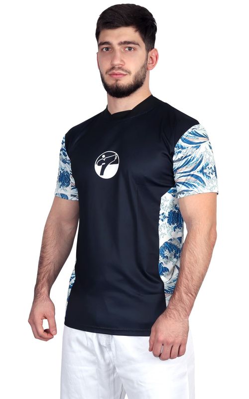Vista frontal de la camiseta técnica negra Tokaido Tsunami con gráficos en sublimación japonesa