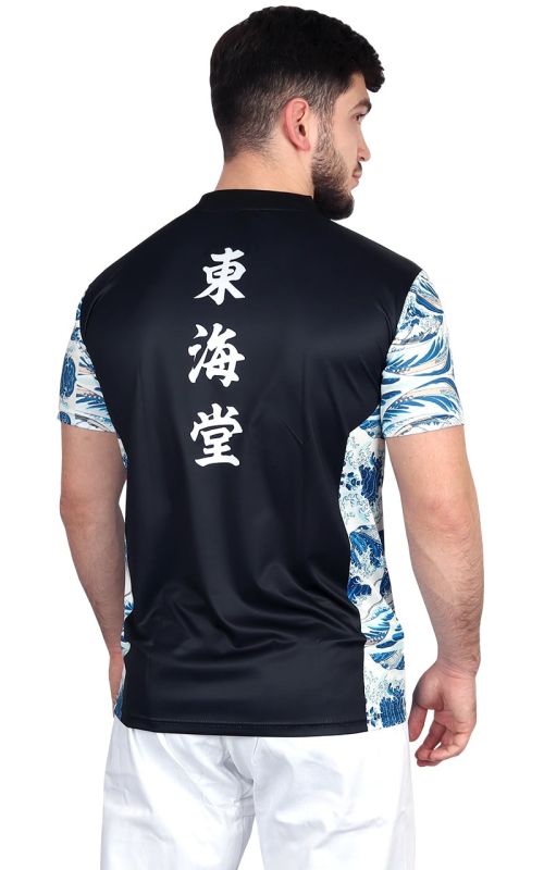 Vista trasera de la camiseta funcional Tokaido Tsunami negra, corte regular