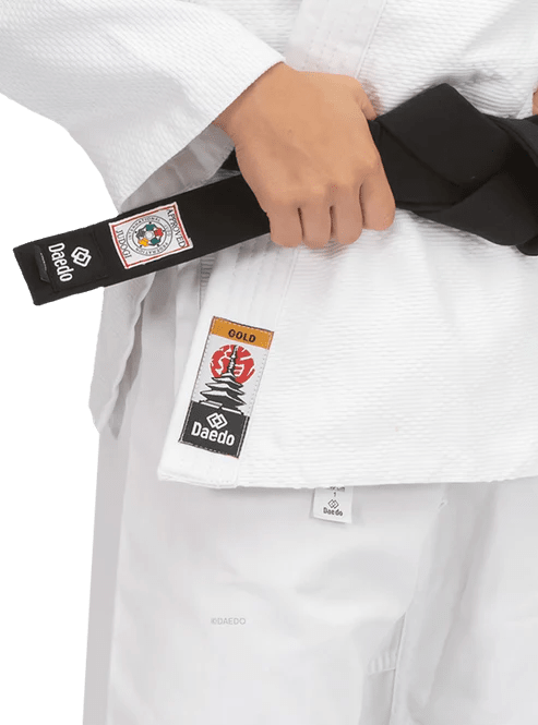 Detalle de los refuerzos en hombros y pecho de la chaqueta Judogi Daedo Gold para máxima resistencia.