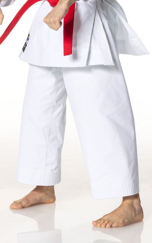 Atleta en posición de kata mostrando el corte entallado y el efecto sonoro de los pantalones Tokaido.