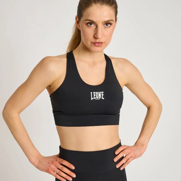 Vista frontal de la camiseta deportiva técnica Leone Stripe 47 en color negro con gráfica tricolor