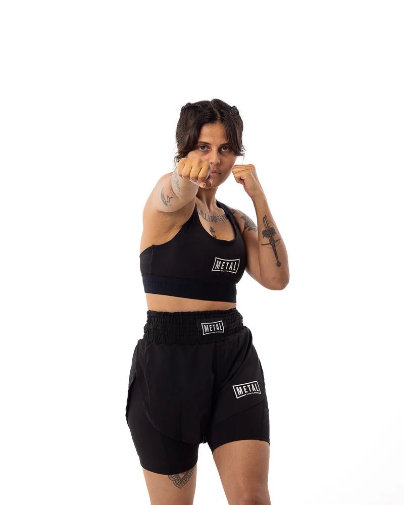 Atleta con camiseta negra de Metal Boxing Desert Storm en posición dinámica de golpe
