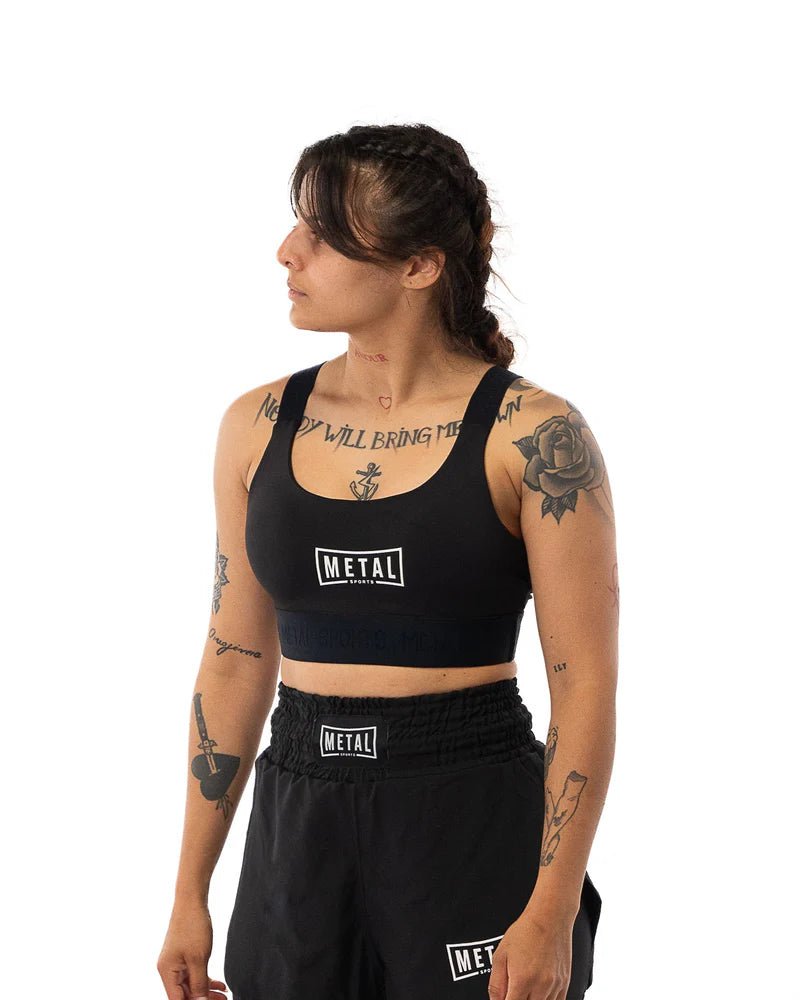Vista frontal del top deportivo negro Metal Boxing Desert Storm para deporte de combate