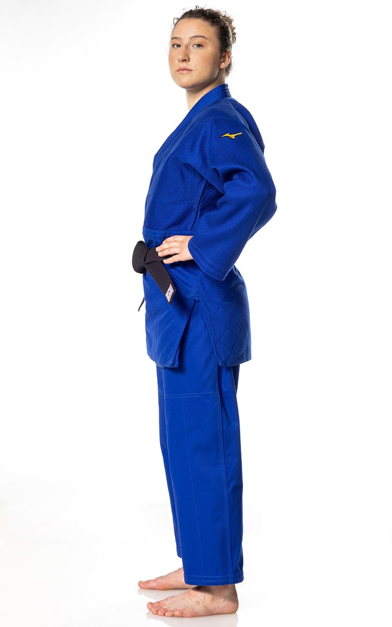 Vista laterale dell'uniforme da judo Mizuno Yusho III blu 750g ad alta resistenza.
