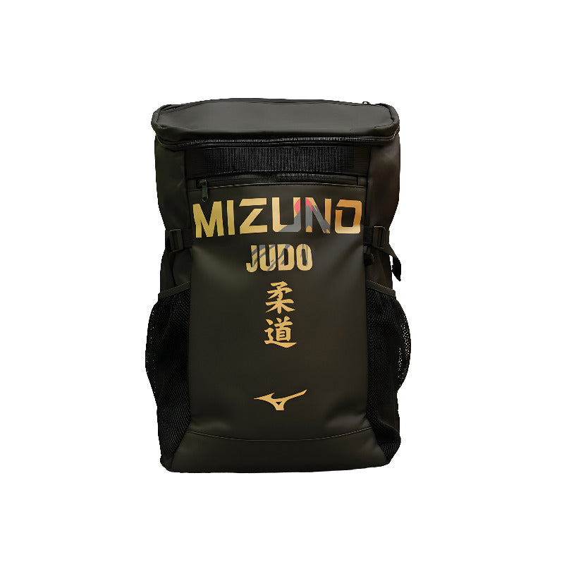 Mochila Mizuno Fuji Judo de 30 litros en color negro con detalles dorados.