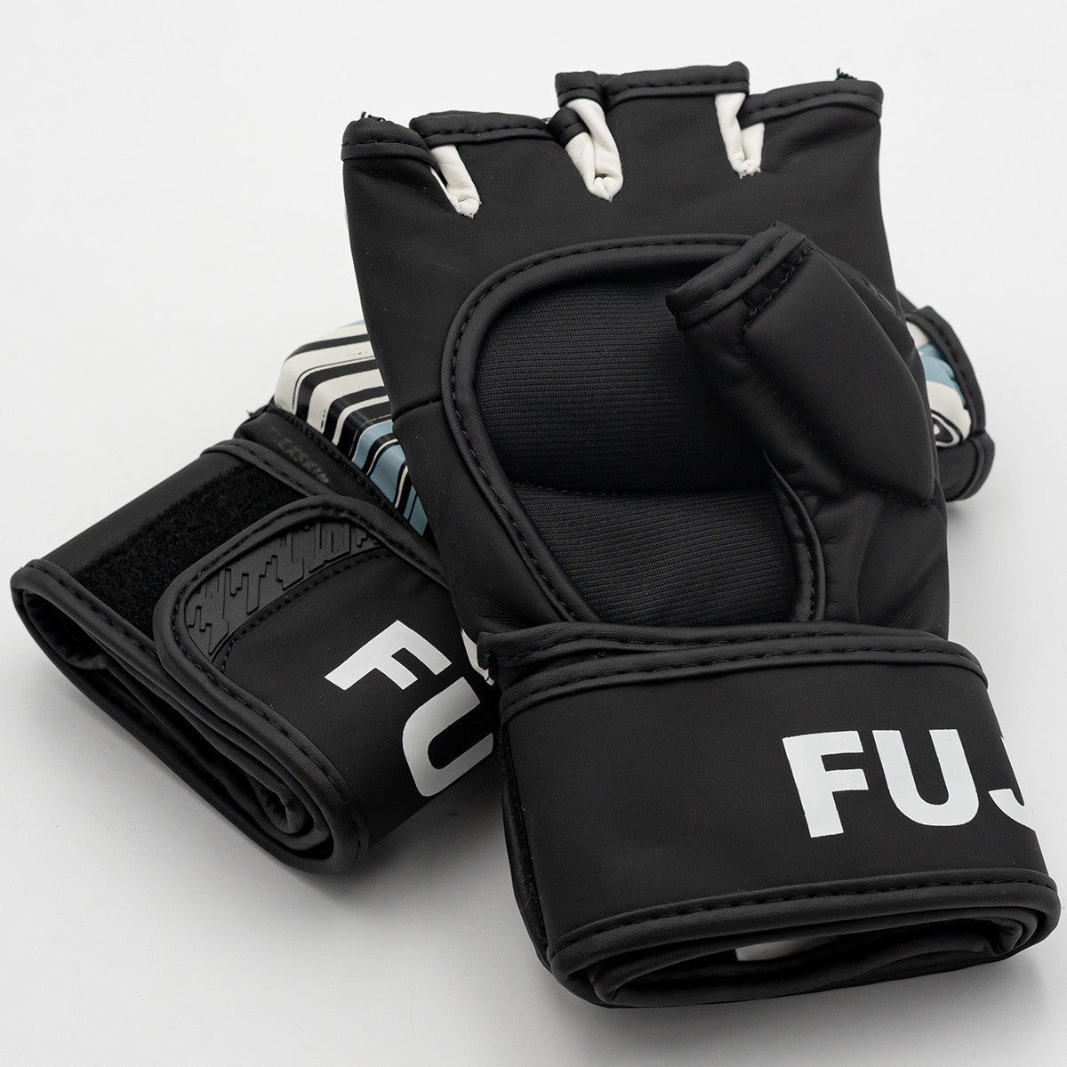 Guantes de artes marciales mixtas Radikal con pulgar protegido