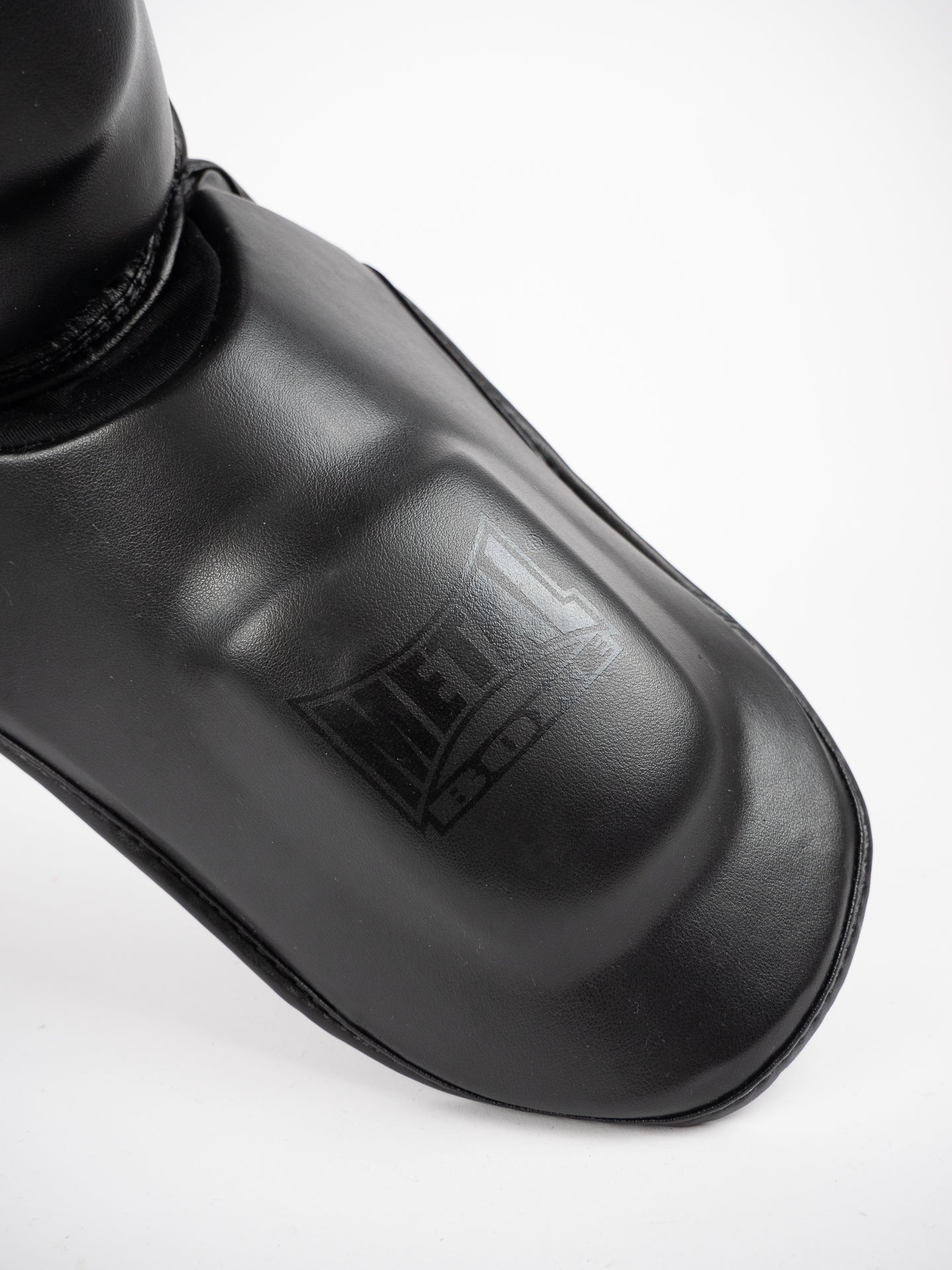 Espinillera Metal Boxe Furious Black – Ligereza y Protección