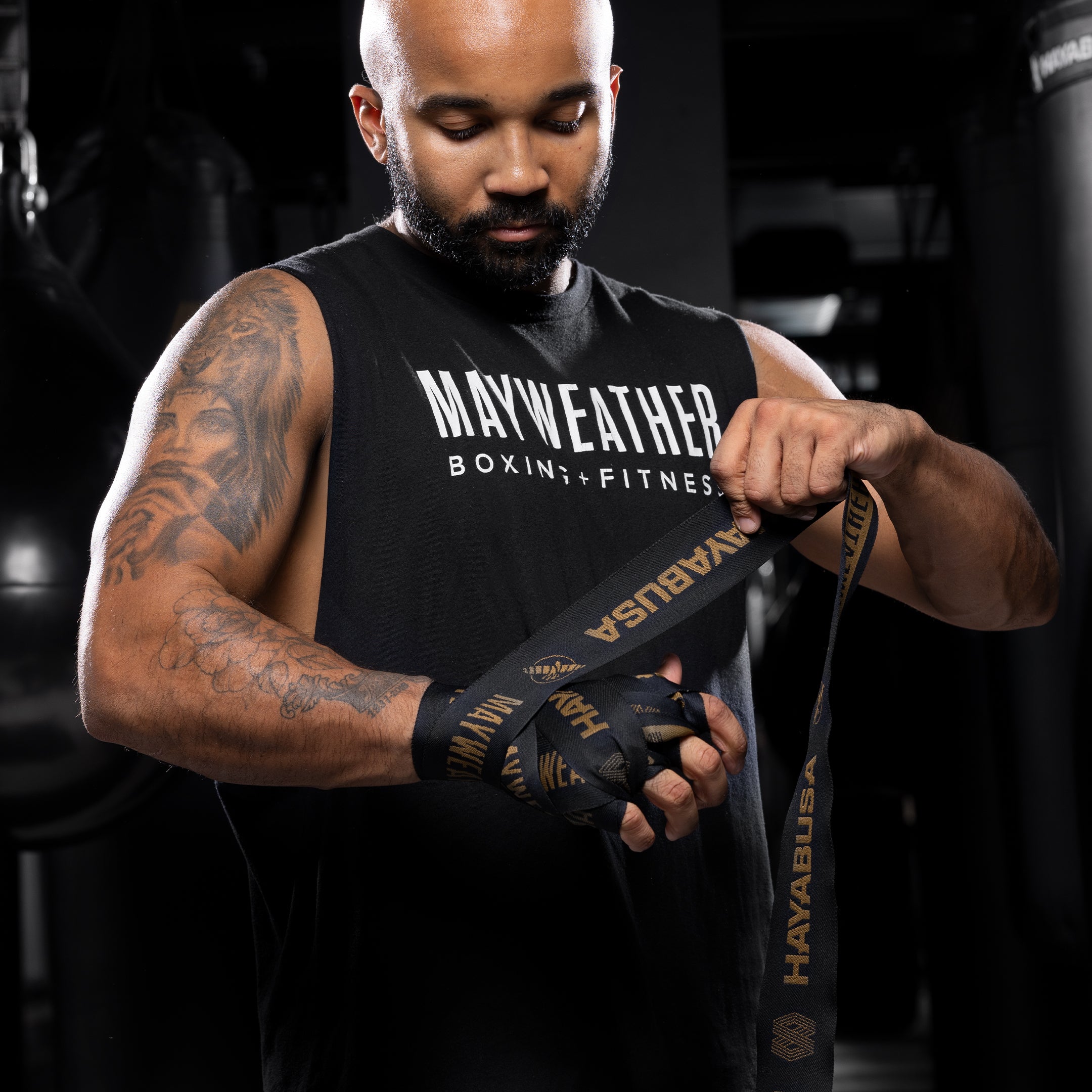 Bendaggio professionale realizzato con bende Mayweather Deluxe nere e oro su mano e polso