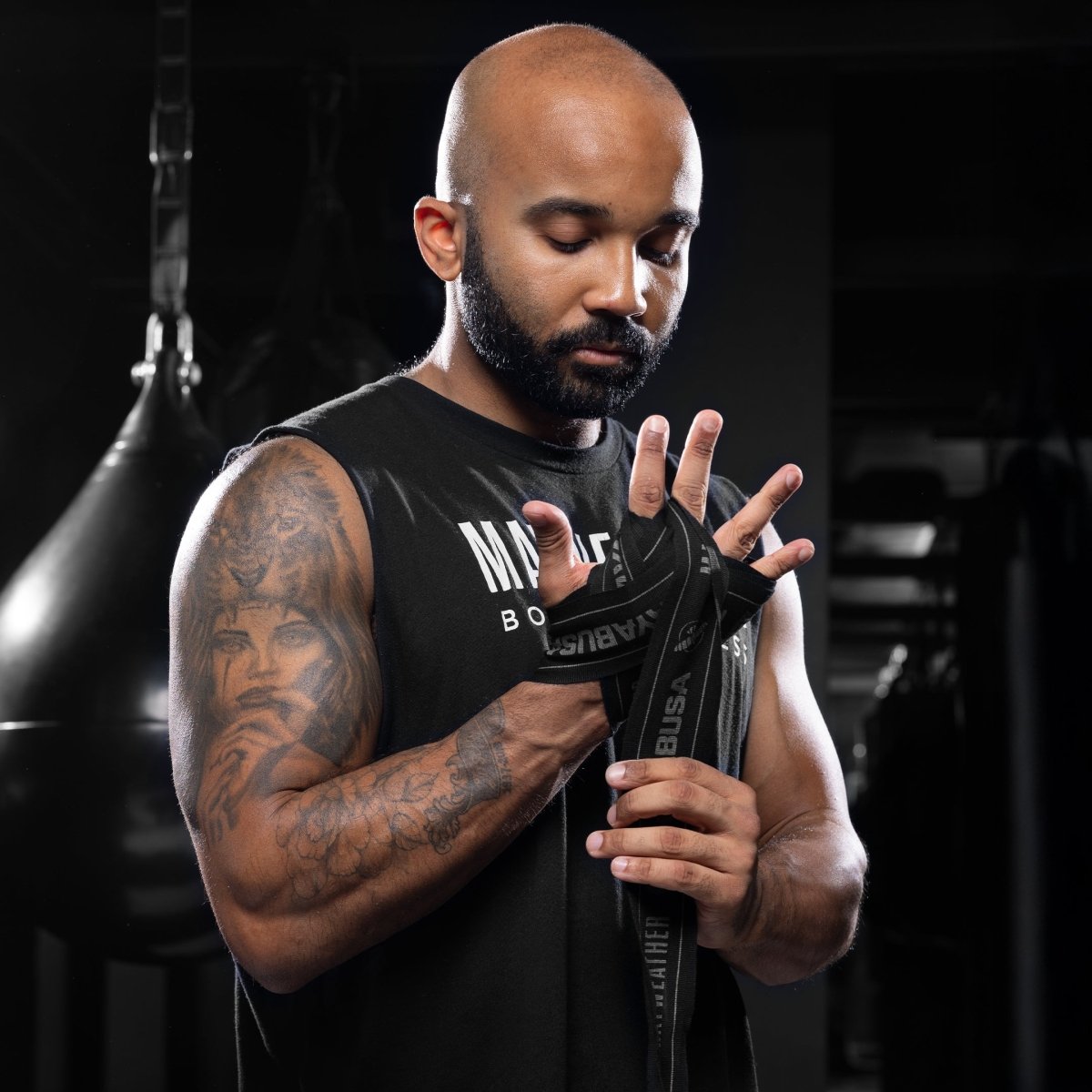Mão enrolada e protegida pela bandagem feita com a bandagem elástica preta e cinza Mayweather Hayabusa de 180 polegadas, com fecho de velcro seguro posicionado no pulso