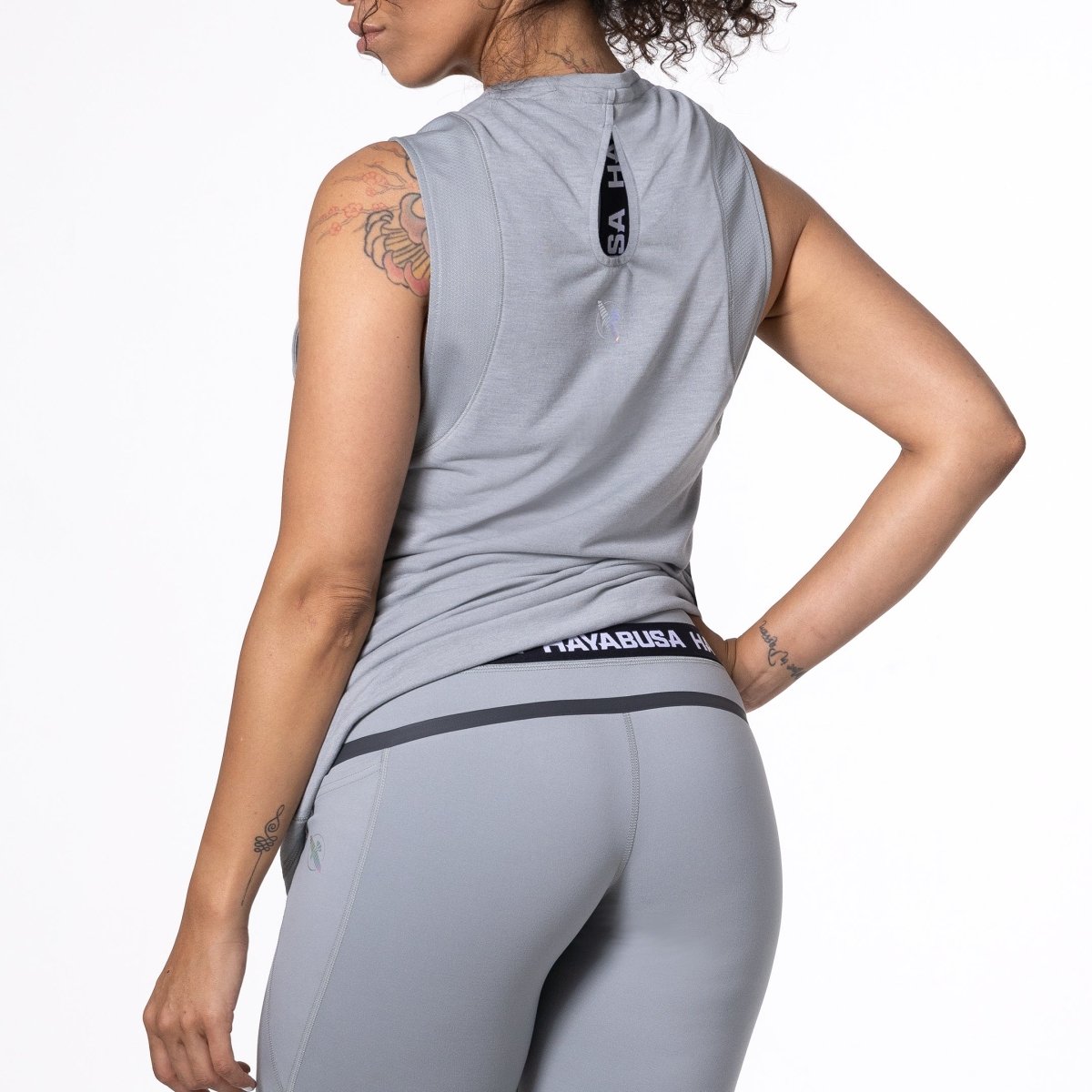 Vista trasera de la camiseta de tirantes gris de mujer Hayabusa con inserciones transpirables