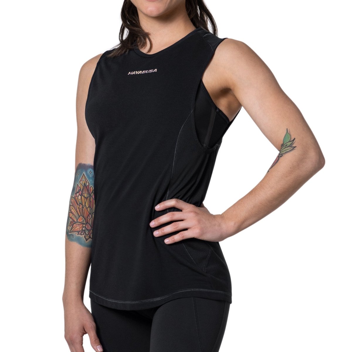 Vista frontal completa de la camiseta deportiva de tirantes Hayabusa Lightweight para mujer en color negro