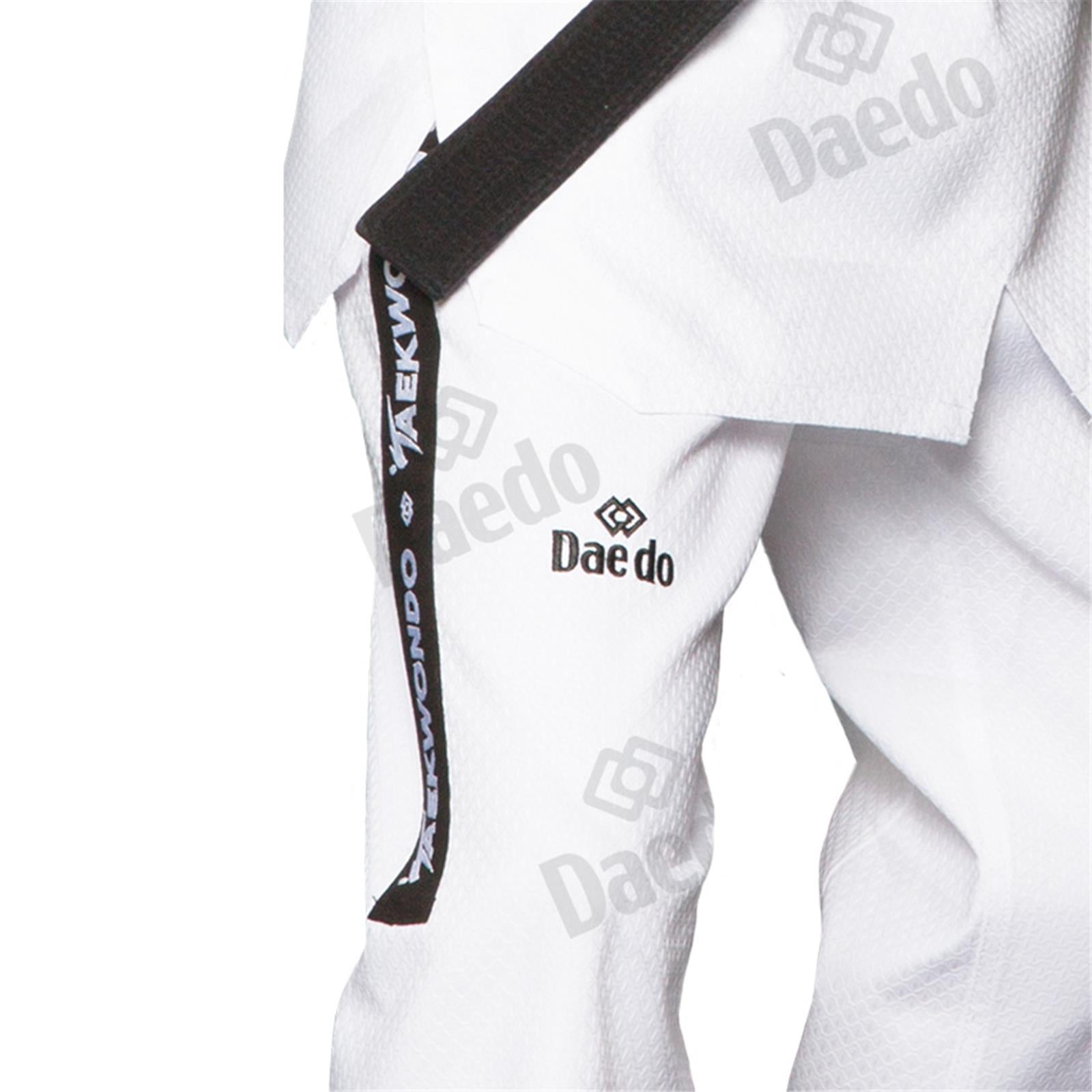 Dobok de Taekwondo Daedo Cuello Negro Estampado en Hombros