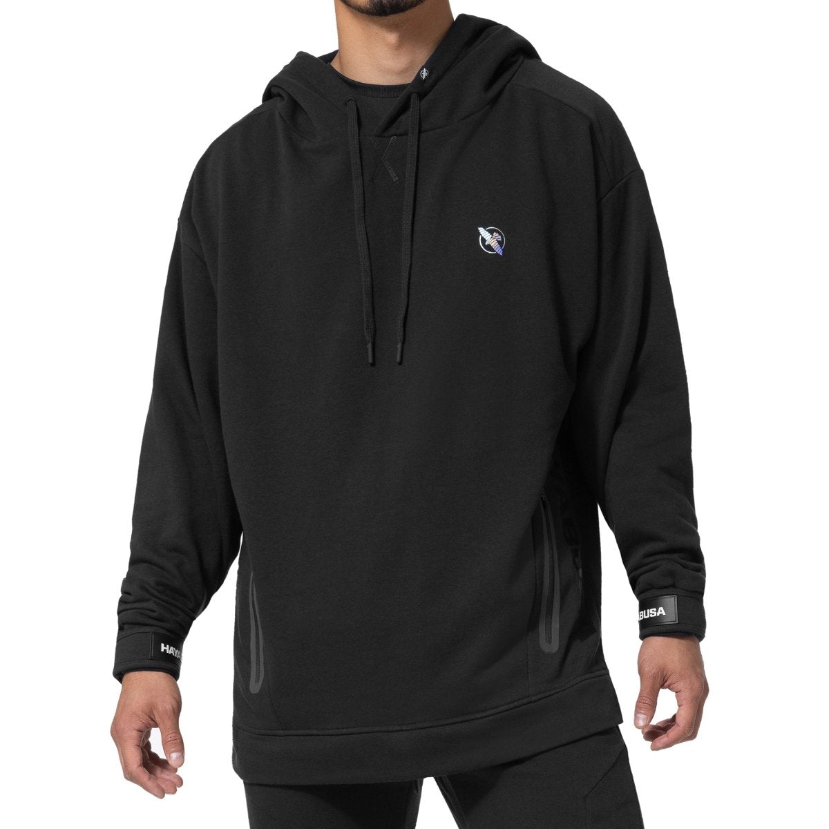 Tampak depan penuh dari Hayabusa Midweight Pullover Hoodie hitam, dengan tali serut datar dan saku depan yang dilas