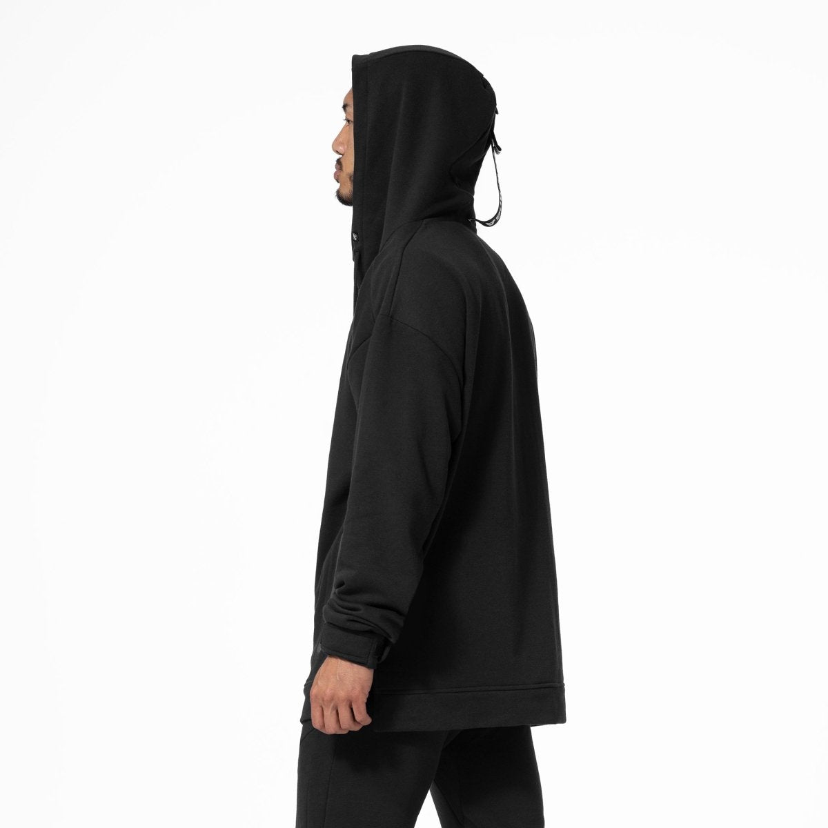 Tampak samping kaus Hayabusa Midweight Pullover berwarna hitam, yang menonjolkan belahan samping di pinggang dan profil lengan