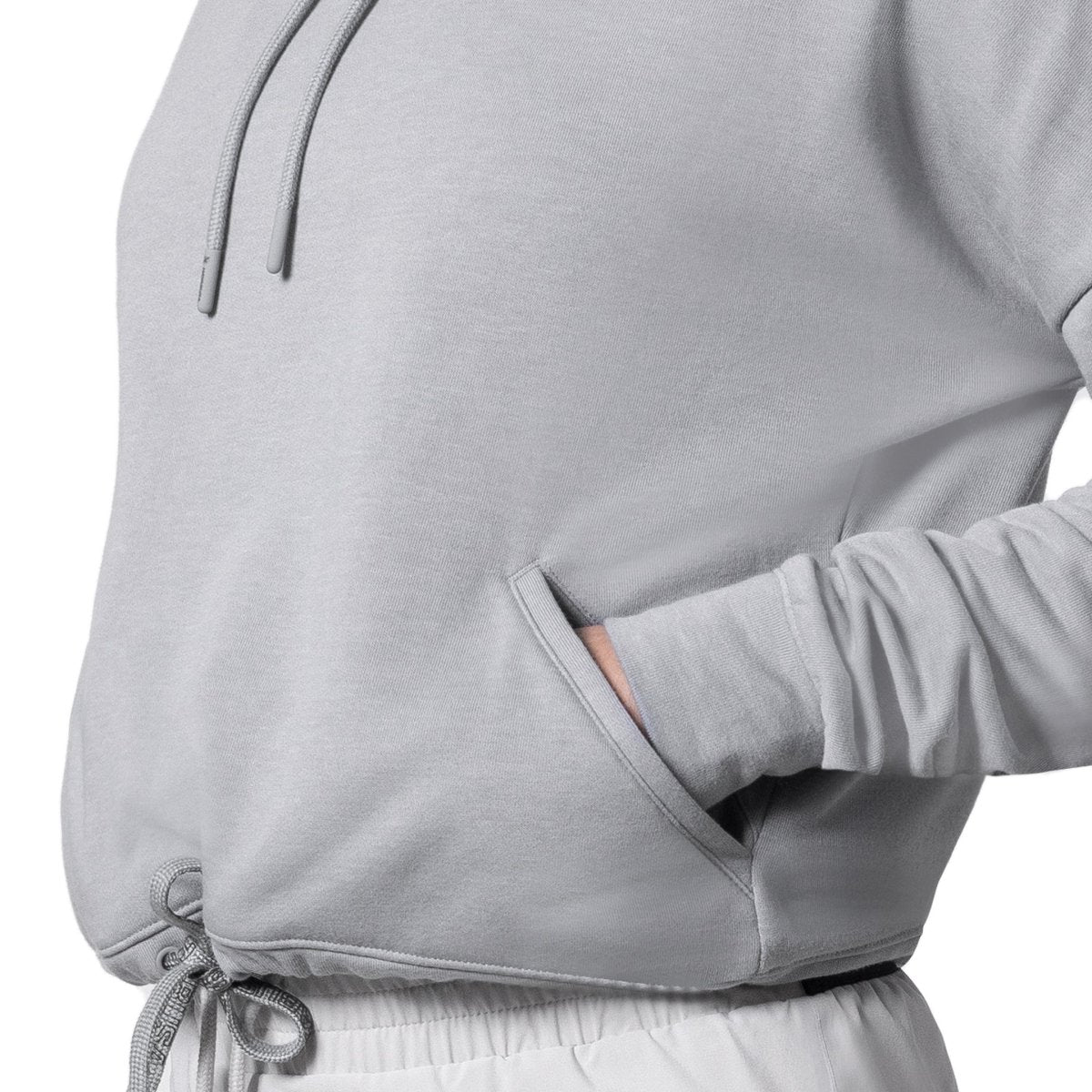 Detalle de los bolsillos abiertos de la sudadera cropped gris Hayabusa, perfecta para guardar lo imprescindible