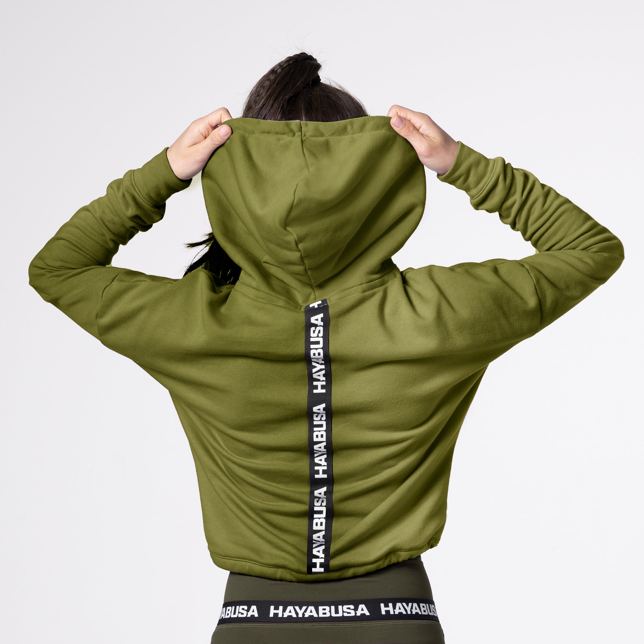 Vista posteriore della felpa verde oliva, focus sull'orlo regolabile con cordini gommati