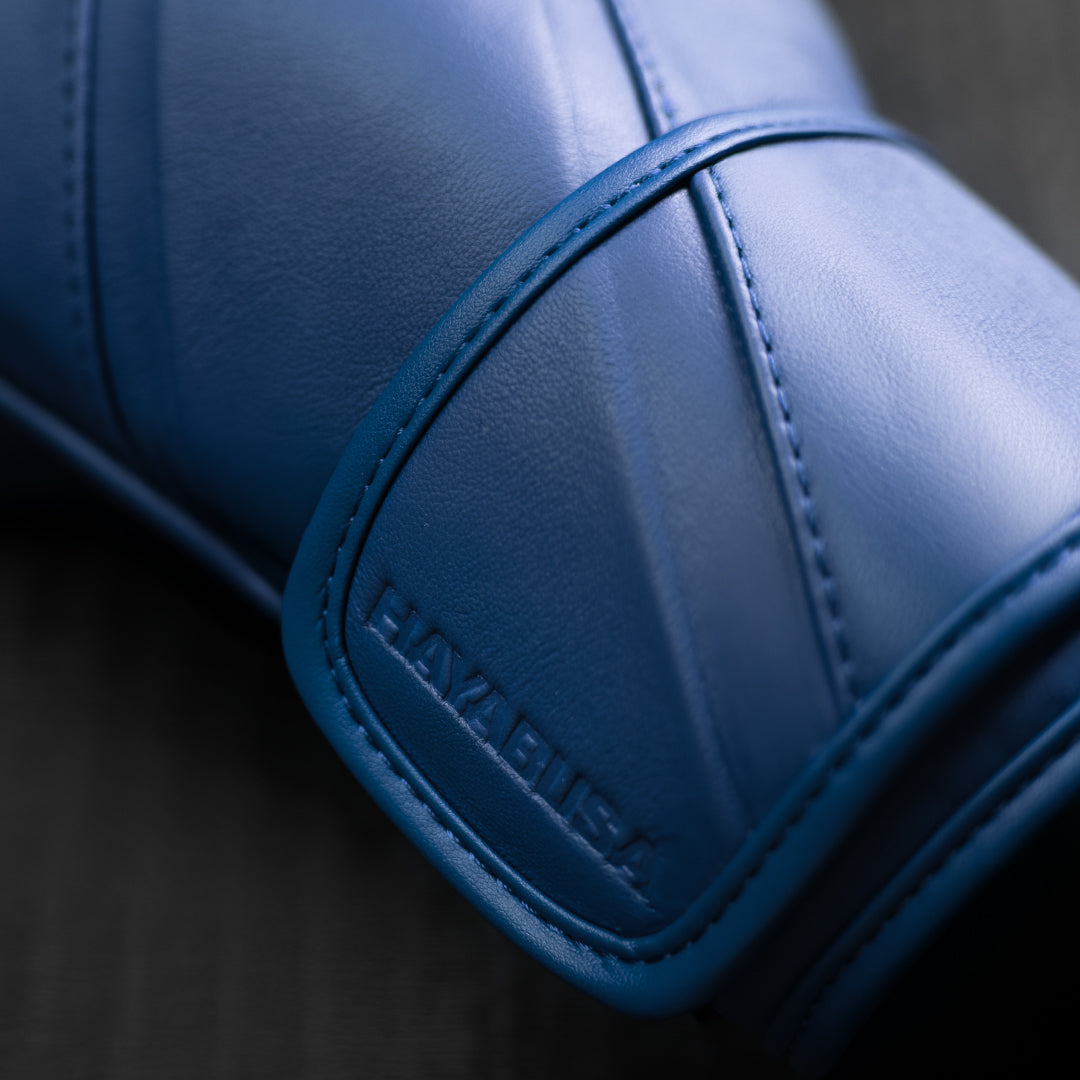 Particolare del sistema di chiusura dei guanti Hayabusa E1 blu, focus sulla stabilità del supporto dual splint