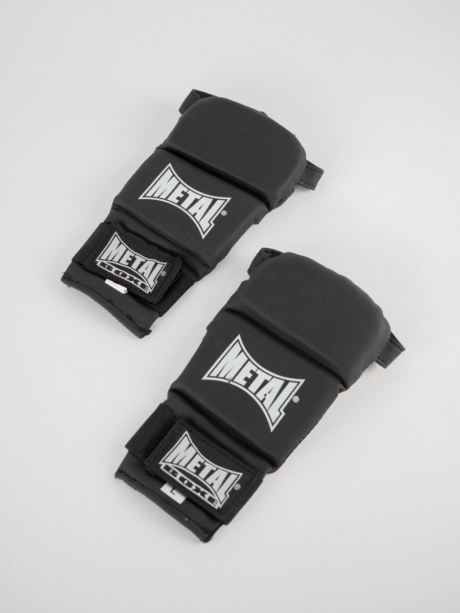 Vista frontal guantes Metal Boxing Ju Jitsu negros en PU MAT, ideales para grappling y golpes