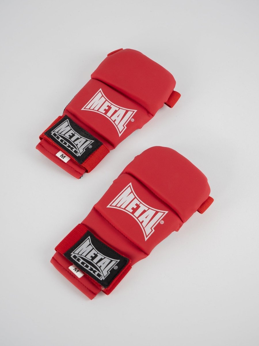 Vista frontal de guantes rojos de Metal Boxing Ju Jitsu con dedos abiertos para agarrar y golpear