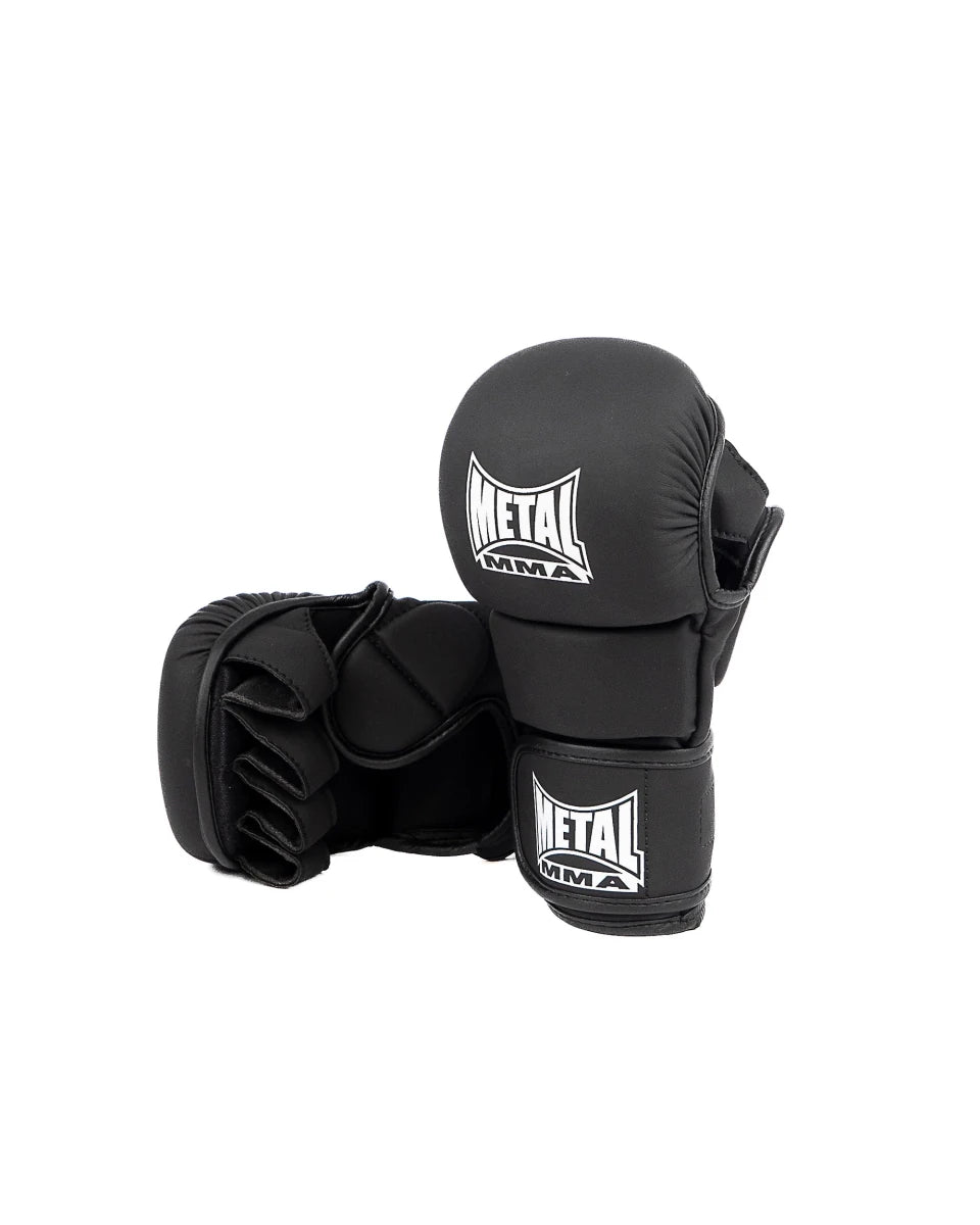 Tampak depan MMA Metal Boxe One sarung tangan hitam, pelindung buku jari busa yang disuntikkan