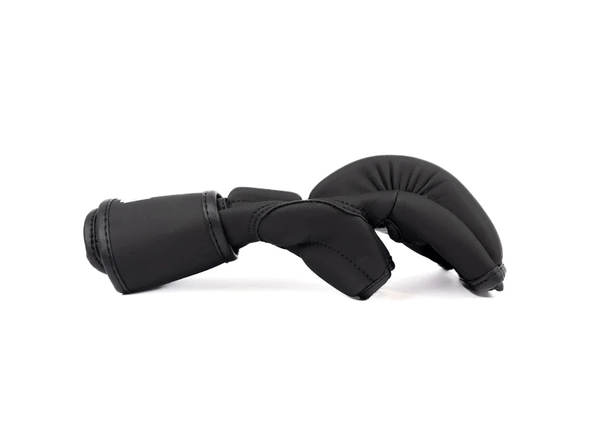 Vista lateral de los guantes The Claw MMA, detalle de protección del pulgar y grosor del acolchado