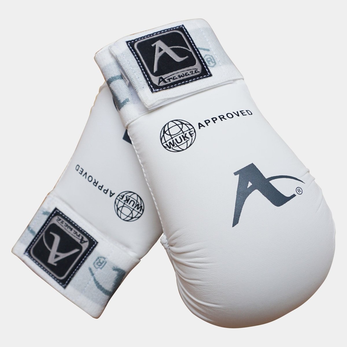 Vista frontal de los guantes de karate Arawaza blancos aprobados por la WUKF