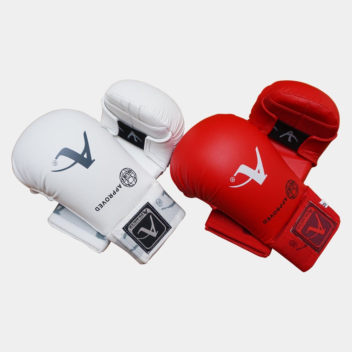 Vista frontal de los guantes de karate Arawaza blancos y rojos homologados WUKF