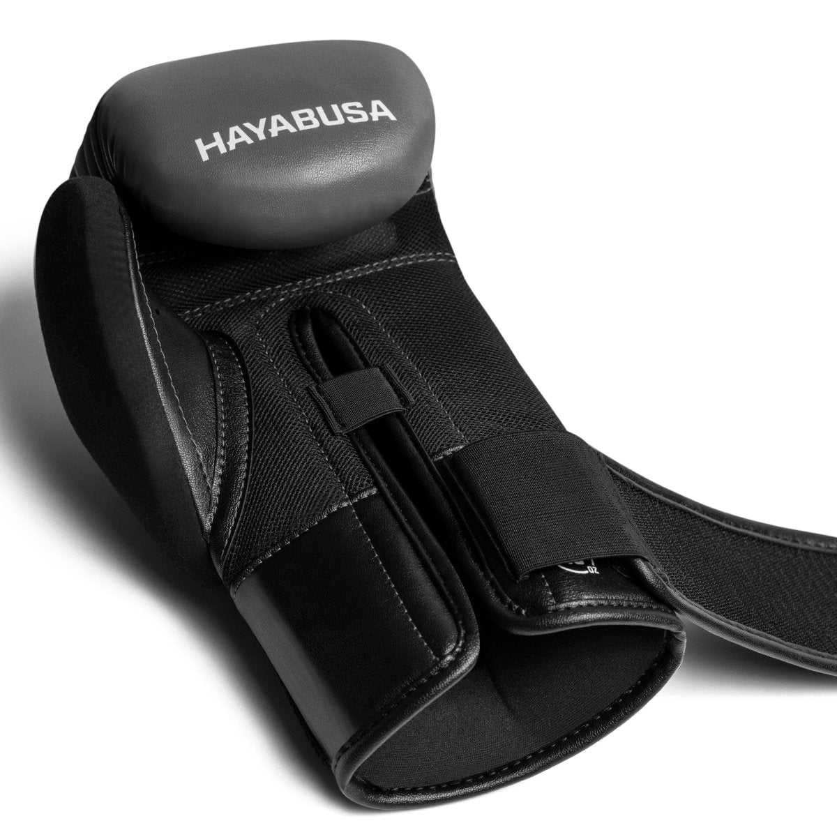 Detalhe técnico da tira única aberta das luvas cinza Hayabusa E1