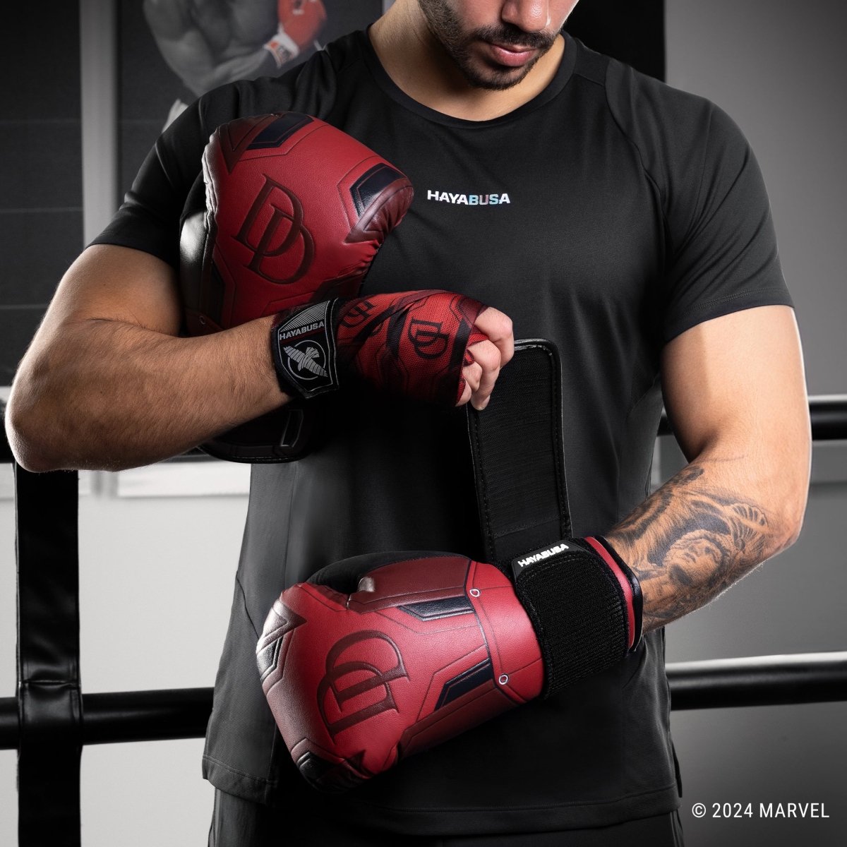 Atleta usando luvas vermelhas Hayabusa Marvel Daredevil em posição de guarda